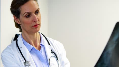 doctora examinando una radiografía