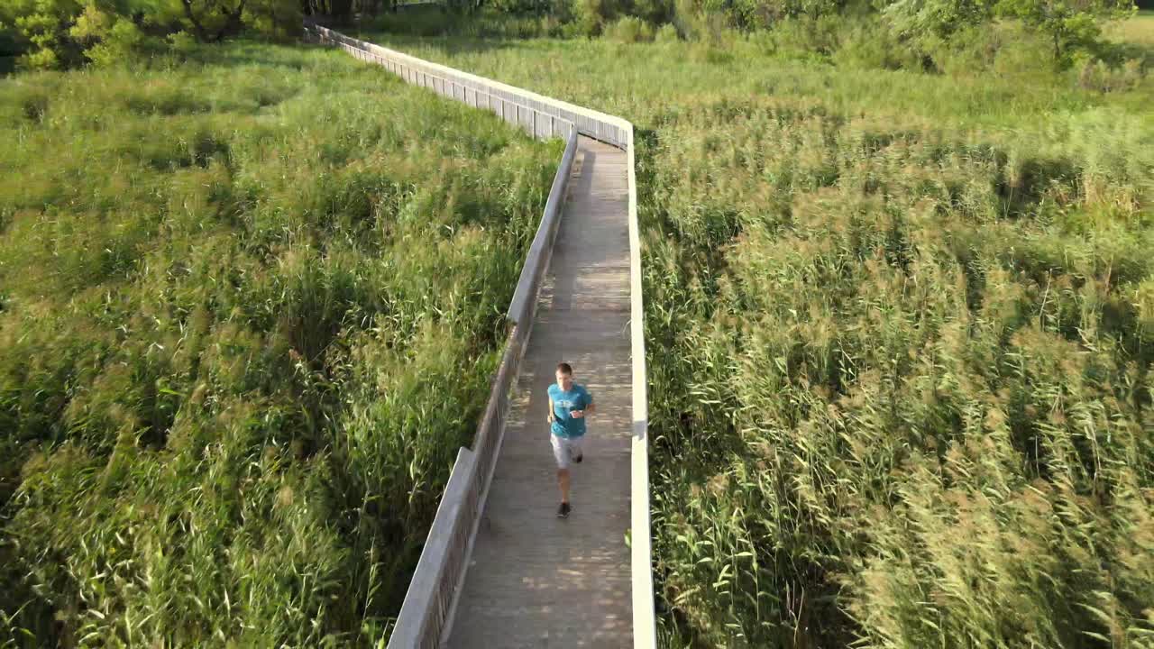블루밍턴 미네소타의 올드 시더 애비뉴 하이킹 경로를 따라 달리는 사람의 공중 사진