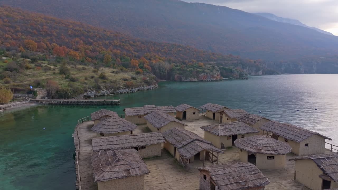 Kemikler Koyu Müzesi'nin ve Ohrid'in sakin sularının havadan çekimi