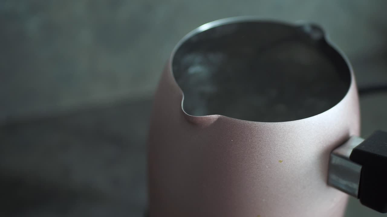 분홍색 터키 커피 비 가열 물