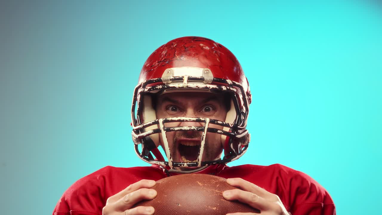 Giocatore di football americano arrabbiato con casco e palla