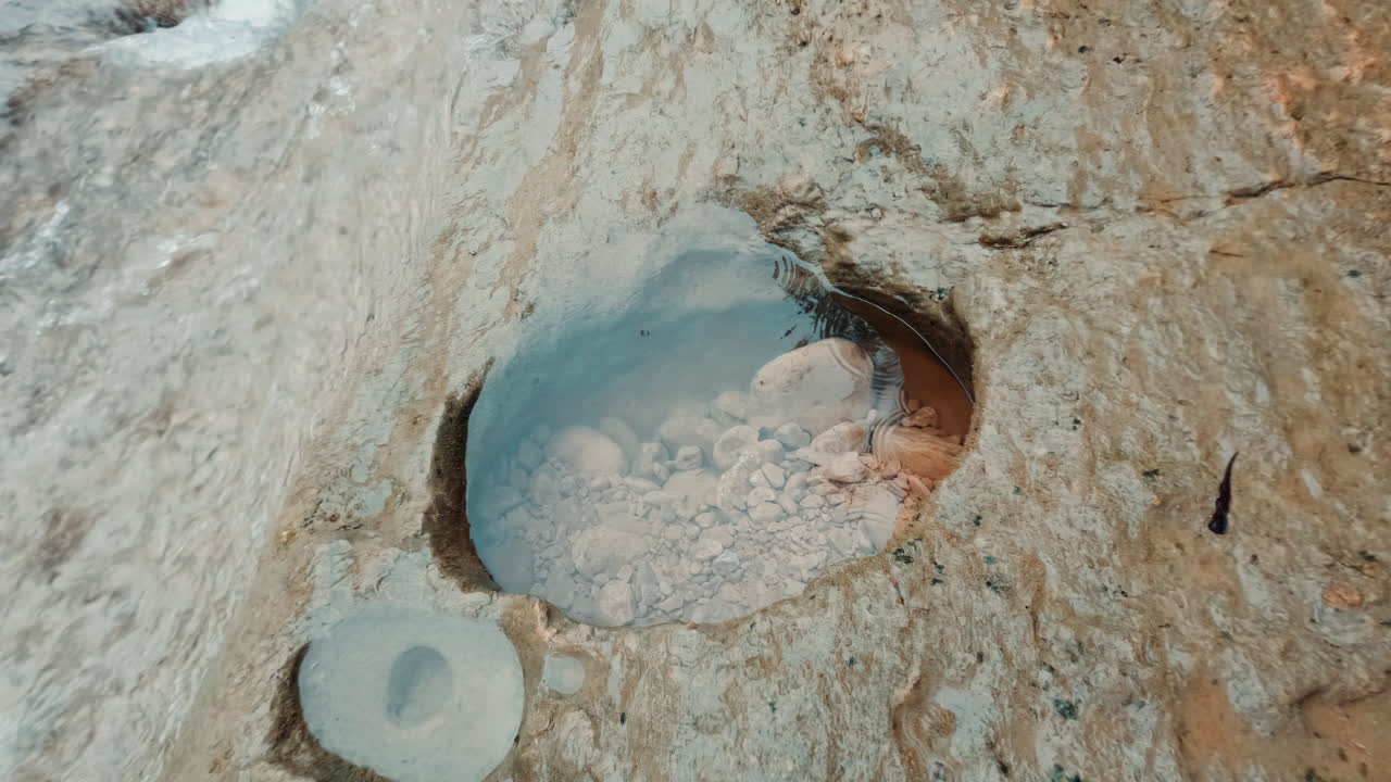 toma cinematográfica de una piscina llena de agua en la roca marina de las filipinas, asia, slomo, 120 fps