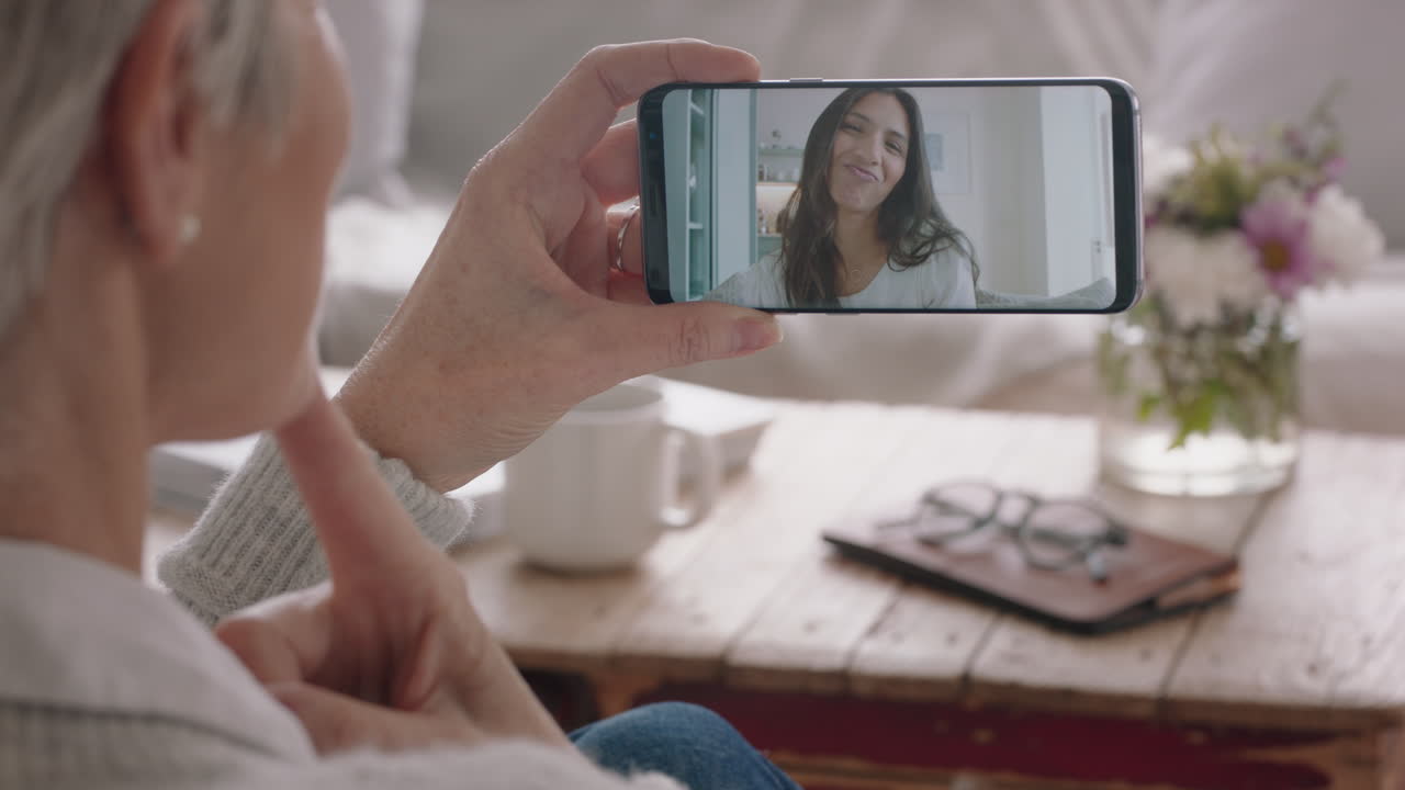 mujer madura haciendo video chat usando un teléfono inteligente madre sorda hablando con su hija con lenguaje de señas disfrutando de la conversación con la familia en el teléfono móvil comunicación con discapacidad auditiva
