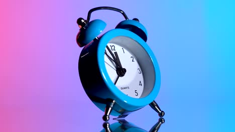 reloj despertador en un fondo de color