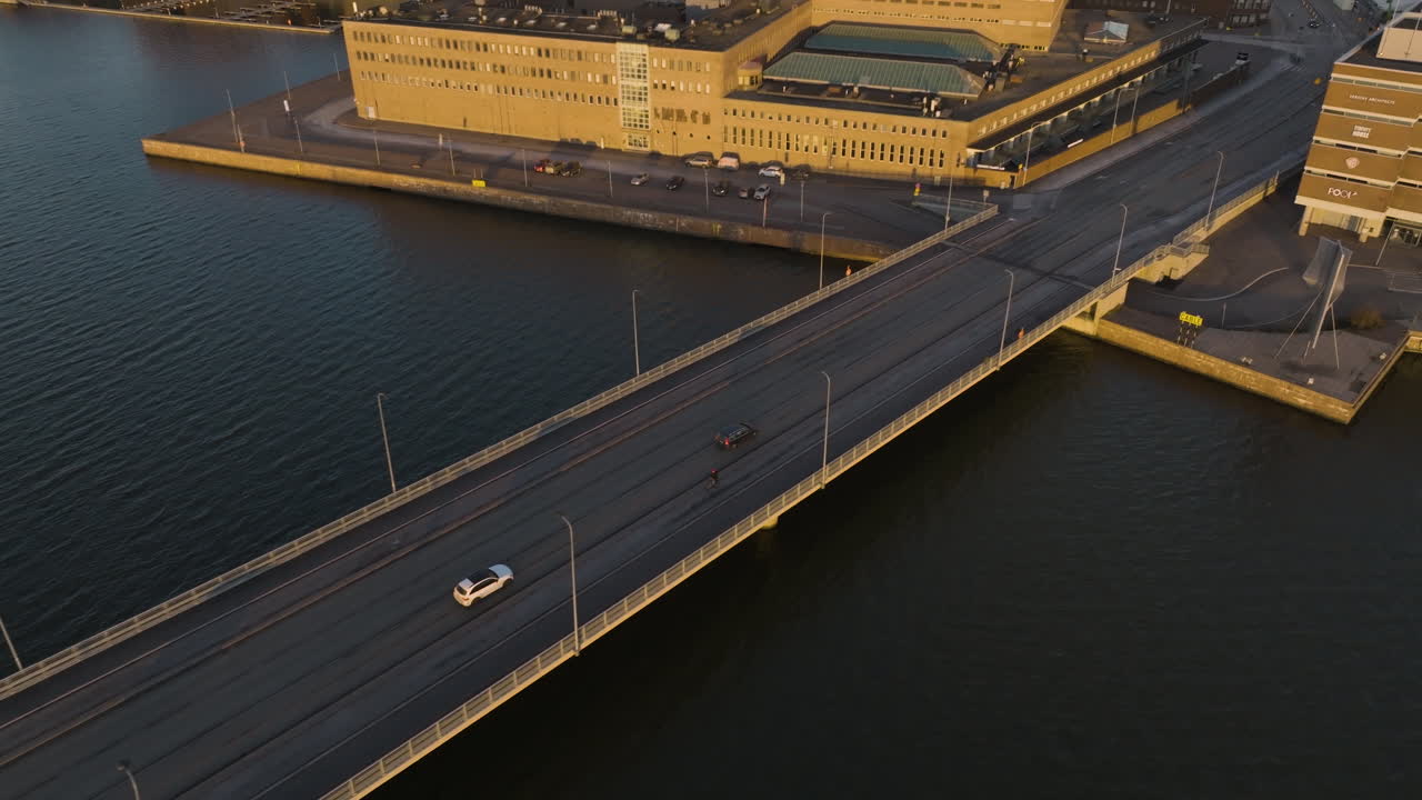 헬싱키에서 가을 저녁에 ruoholahti로 가는 다리에서 자동차를 추적하는 드론