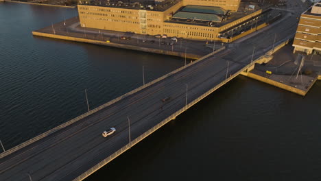 drone siguiendo coches en un puente a ruoholahti, una noche de otoño en helsinki