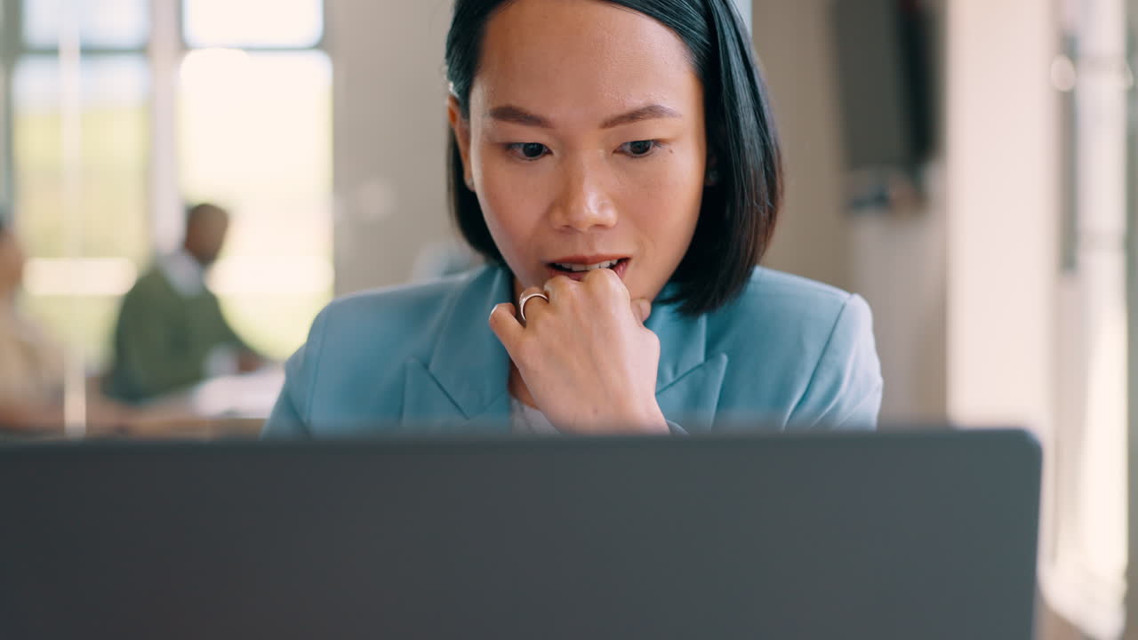 노트북 사무실, 사고와 사업 여성 리뷰