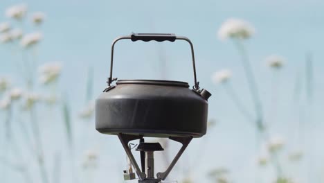usando un quemador portátil para calentar el agua vangsvik, noruega - de cerca