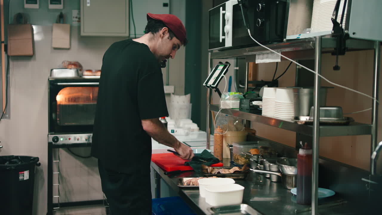 chef preparando comida en la cocina comercial