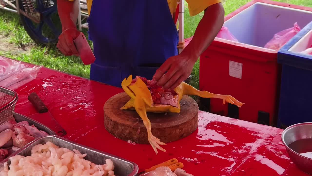 sacrificio de pollo en un mercado de comida callejera