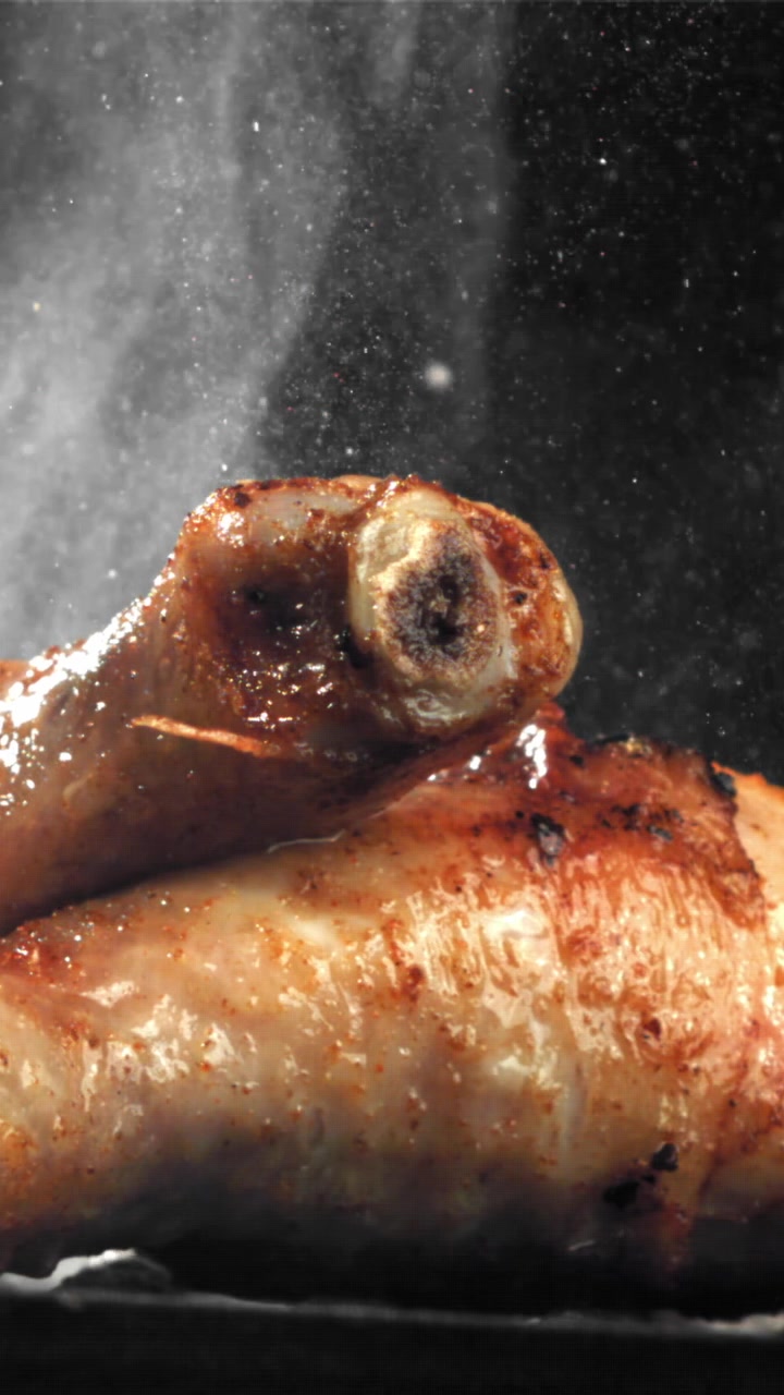 Fusi di pollo dorati che sfrigolano e fumano