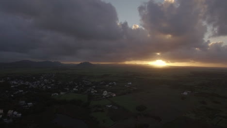 Luftaufnahme-Der-Wälder-Der-Insel-Mauritius,-Landwirtschaftliche-Felder-Und-Hügel-Vor-Dem-Himmel-Bei-Sonnenuntergang-Und-Rosa-Wolken