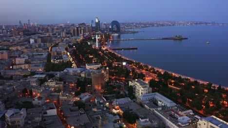 vista aérea de la costa de la ciudad de baku al amanecer, azerbaiyán