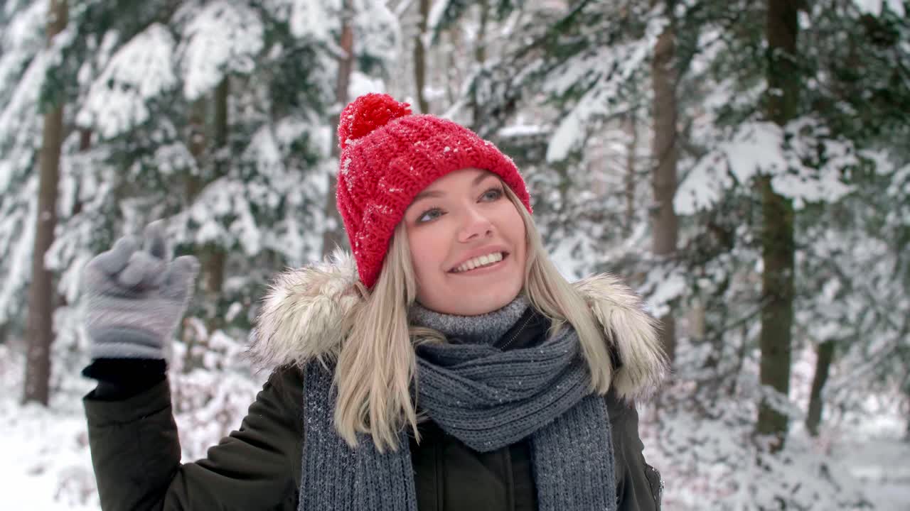 mujer feliz disfrutando del paisaje de invierno