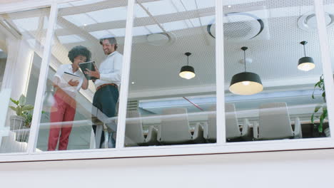 personas de negocios que se reúnen en la sala de juntas hombre de negocios atractivo que trabaja con el líder del equipo mujer que discute ideas con un colega usando una tableta compartiendo consejos en la oficina