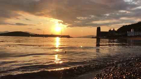 Ein-Atemberaubender-Sonnenuntergang-über-Der-Oban-Bay-Mit-Kerrera-Und-Einer-Kathedrale-Als-Silhouetten-|-Oban,-Schottland-|-HD-Mit-60-Fps