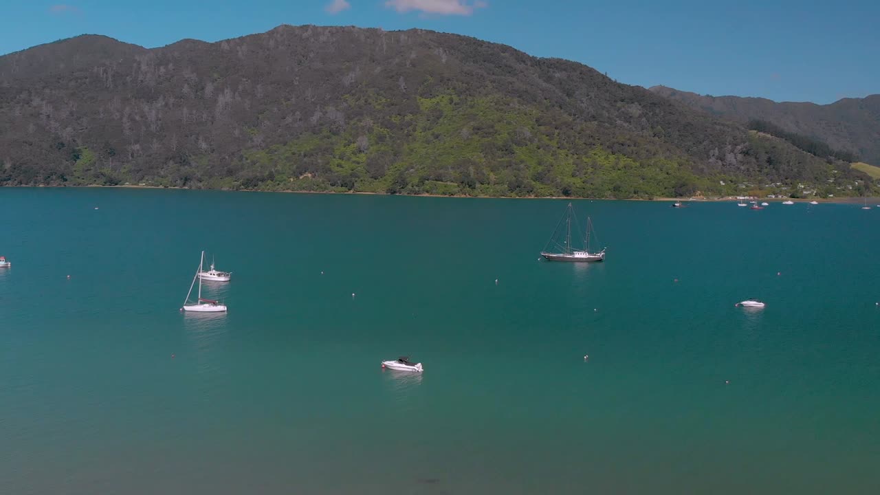 toma aérea de veleros en el sonido de la reina charlotte, sonidos de marlborough, isla del sur, nueva zelanda