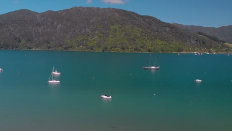 Toma-Aérea-De-Veleros-En-El-Sonido-De-La-Reina-Charlotte,-Sonidos-De-Marlborough,-Isla-Del-Sur,-Nueva-Zelanda