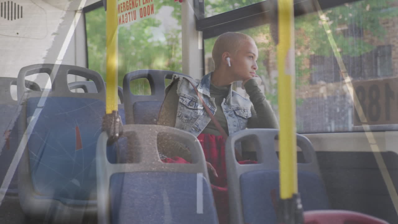 animación de coches en la calle sobre mujer biracial sentada en el autobús.