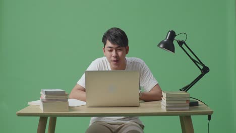 학생이 노트북에 놀랐다