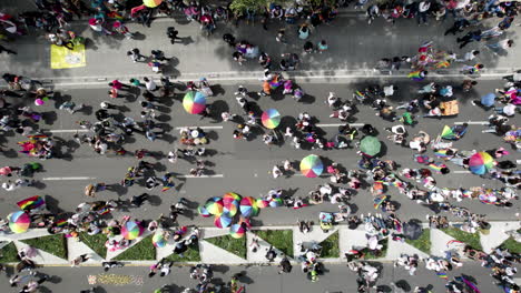 Disparo-Cenital-De-Personas-Celebrando-El-Desfile-Del-Orgullo-Gay-En-La-Ciudad-De-México