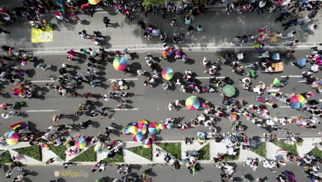 disparo cenital de personas celebrando el desfile del orgullo gay en la ciudad de méxico