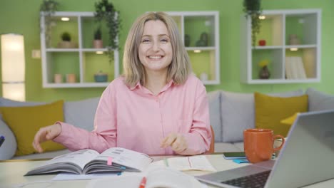 una estudiante universitaria a la que le encanta leer.