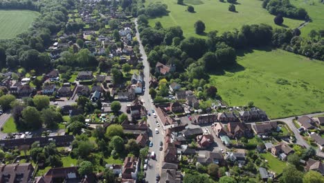 4K-Drohnenvideo-Der-Hauptstraße,-Die-Durch-Das-Dorf-Bridge-In-Der-Nähe-Von-Canterbury-Führt