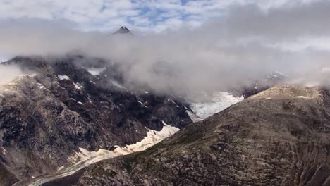 nubes sobre las montañas en el parque nacional de la bahía de los glaciares, alaska