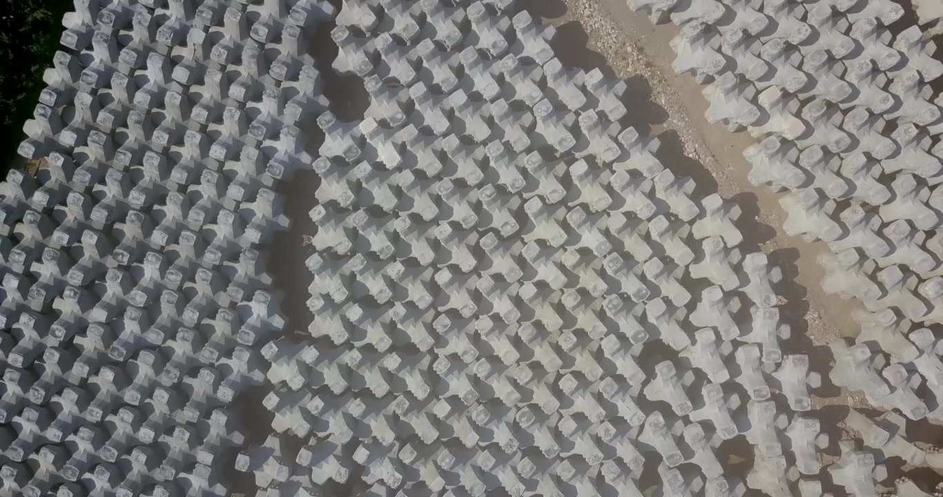 Drone survolant un tétrapode de port