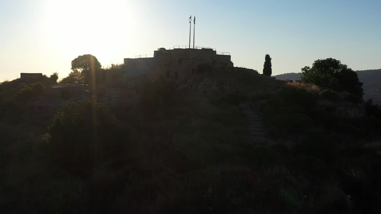 A antiga fortaleza ao pôr-do-sol