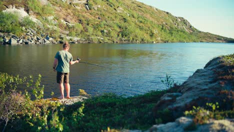 Hombre-Pescando-En-Un-Río-En-Indre-Fosen,-Noruega---Plano-Amplio