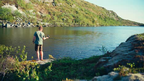 hombre pescando en un río en indre fosen, noruega - toma amplia