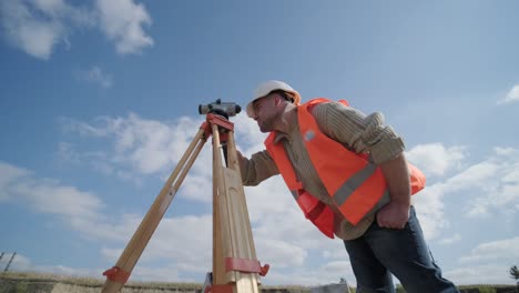 un ingeniero topógrafo toma mediciones en la construcción de una subestación de transformador