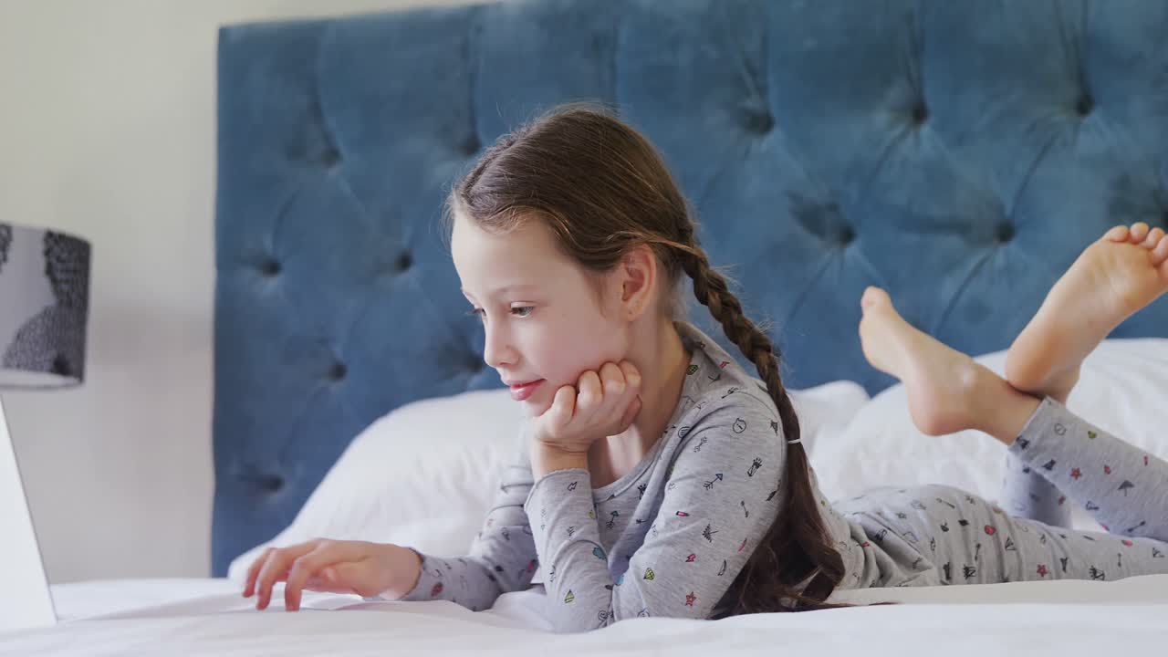 4k 노트북을 사용하는 행복한 소녀