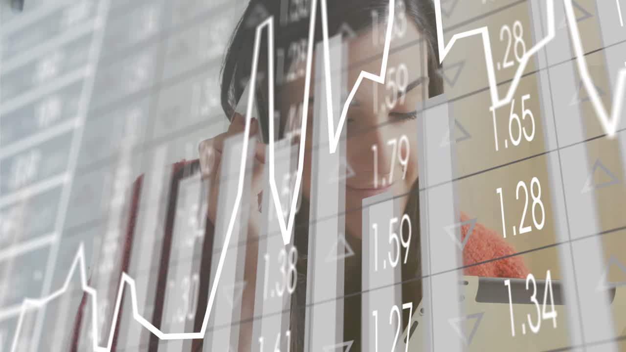 Donna che effettua una chiamata con lo smartphone e tocca un tablet sovrapposto a grafici che tracciano le tendenze del mercato