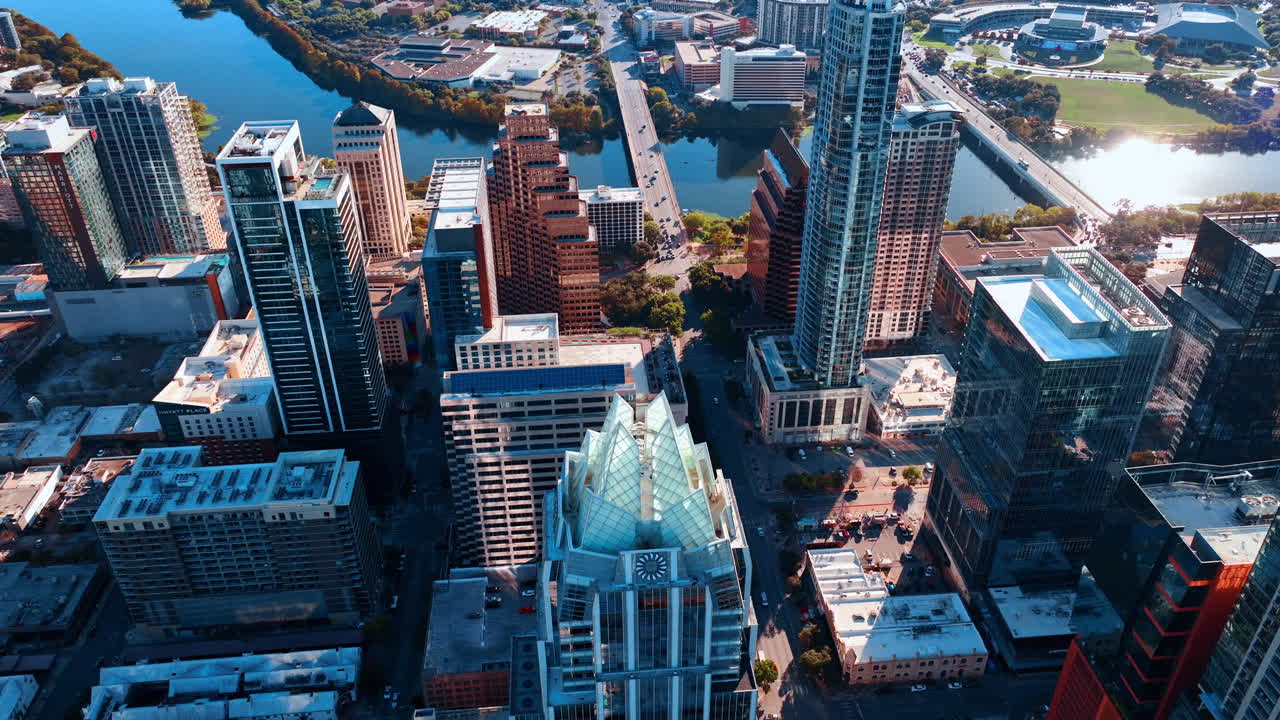 Vista aerea dello skyline del centro di Austin e del fiume Colorado. Vista dall'alto della Frost Bank Tower e del ponte Congress Avenue che attraversa il Lady Bird Lake in una giornata di sole.