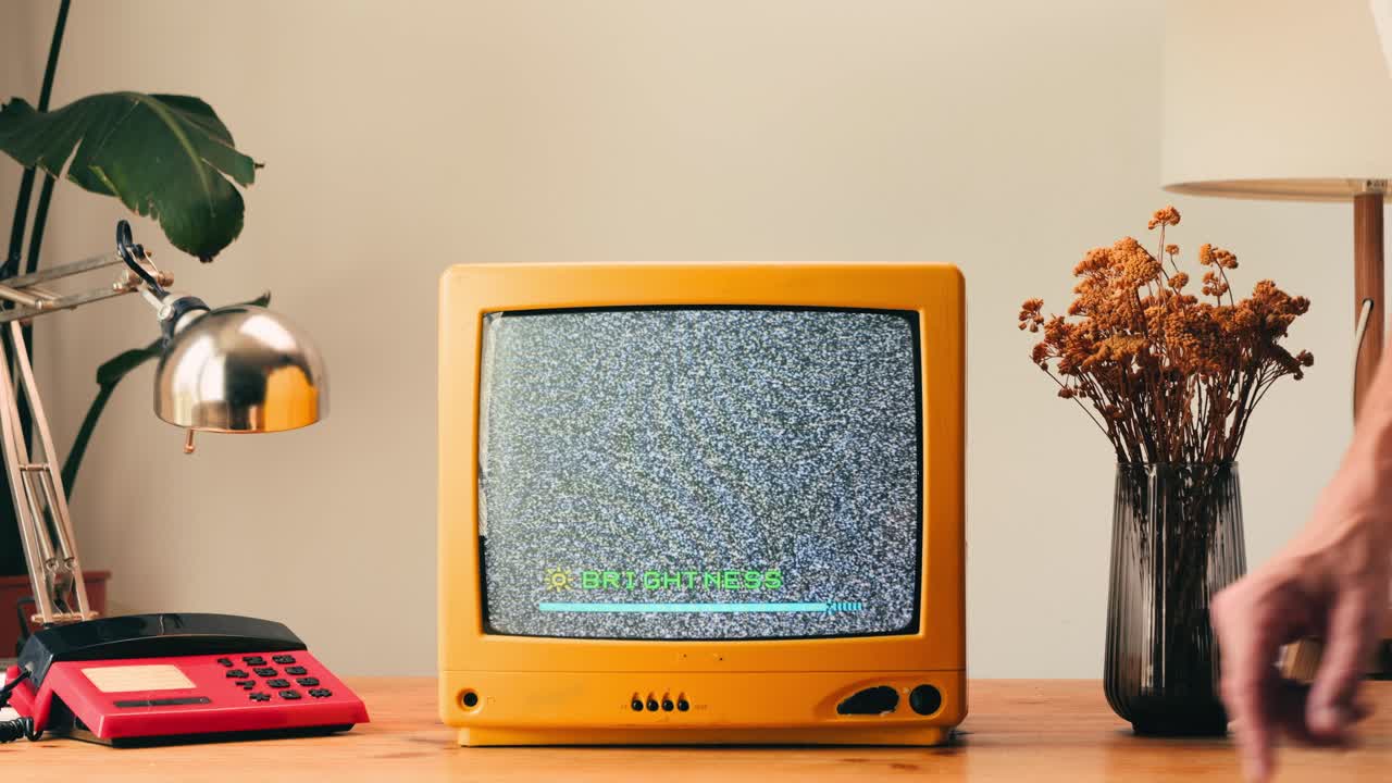 tv retro, televisión vintage en una configuración nostálgica, una tv retro muestra grano en la pantalla, dispositivo aterrador de la noche de halloween bueno para la llave de croma y la pantalla verde. imágenes de alta calidad 4k