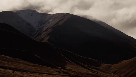 New-Zealand-autumn-season-landscape-with-mountains-during-rain,-with-cloud-moving-fast-in-the-mountains