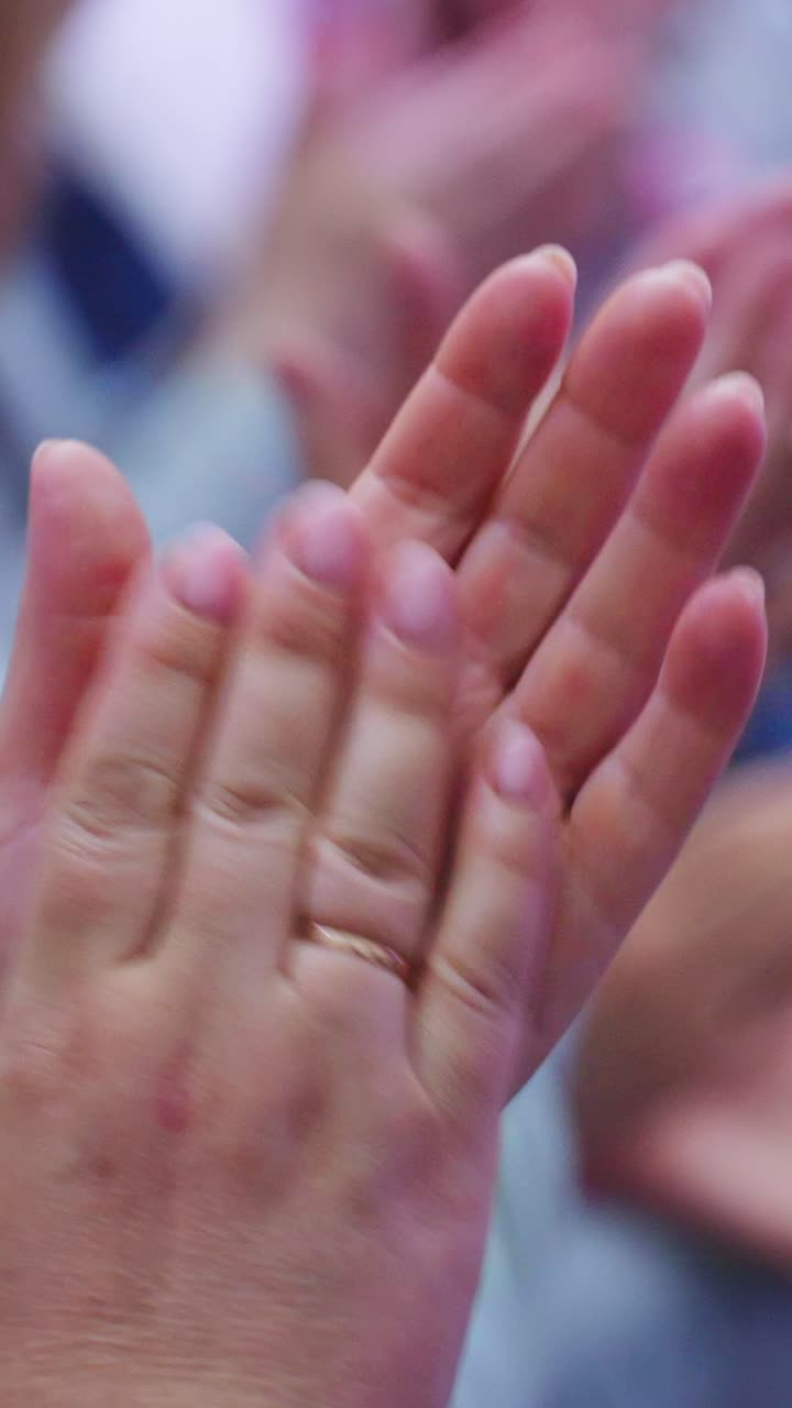 las manos aplaudiendo