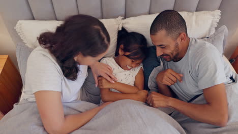 Padre,-Madre-O-Niño-En-La-Cama-Para-Jugar-En-Una-Casa