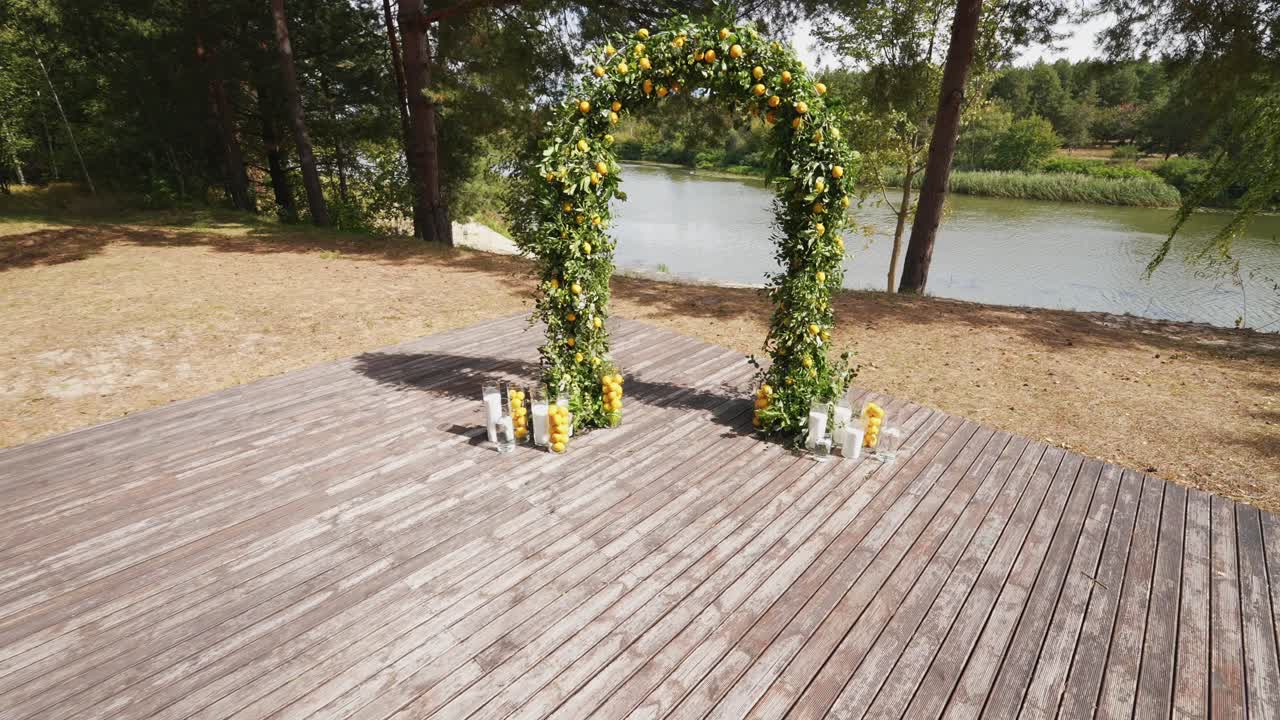 강변에 있는 레몬 아치 결혼식 장식