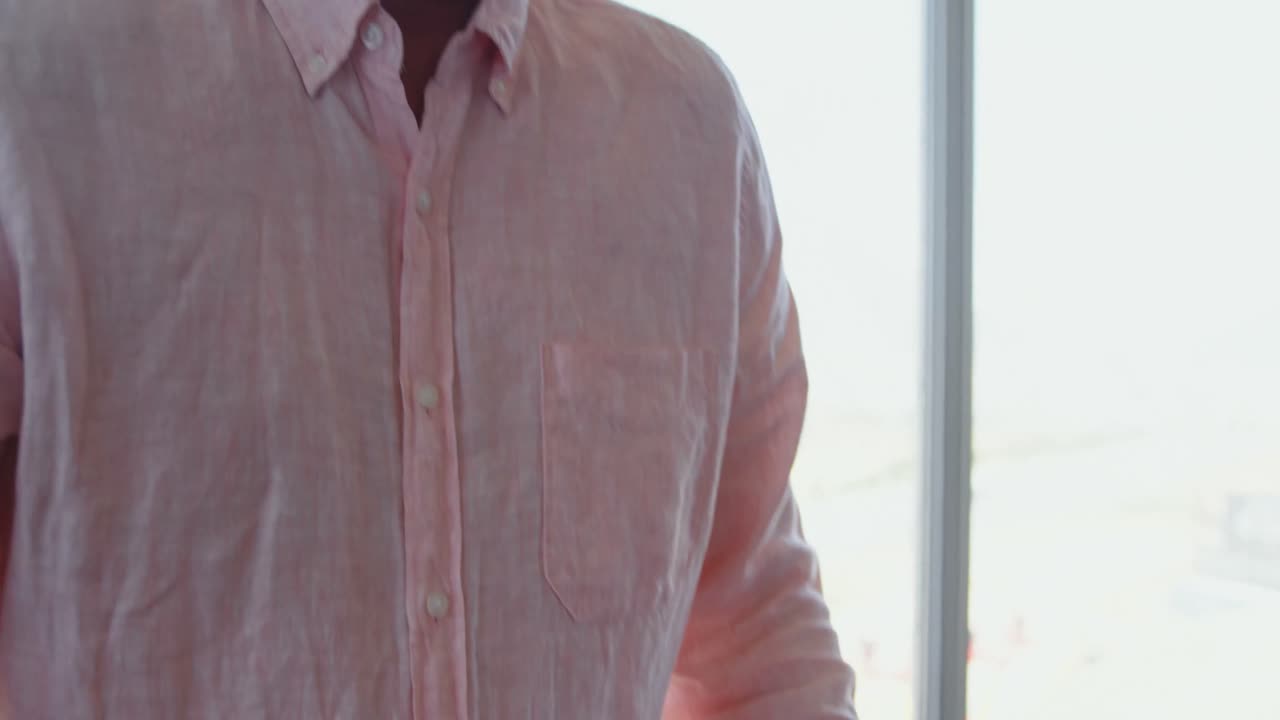 사무실 4k에서 물건을 가진 카드보드 상자를 들고 있는 백인 사업가의 전면 전망