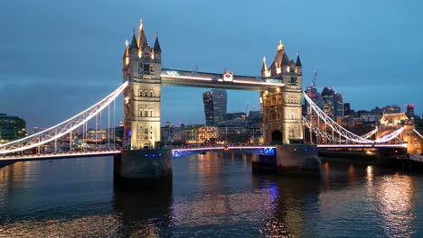 Toma-Orbital-De-Drones-Del-Puente-De-La-Torre-En-Londres,-Inglaterra,-Por-La-Noche