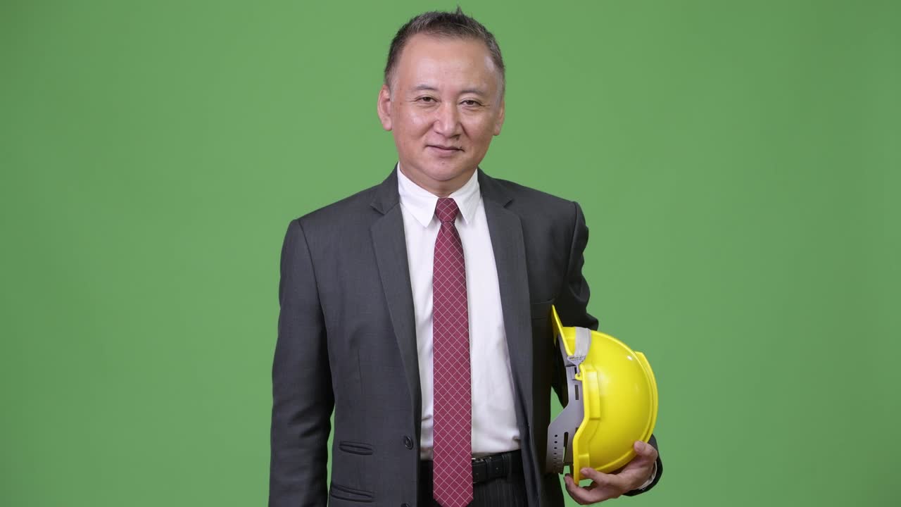 성숙한 일본 사업가와 엔지니어가 엄지손가락을 올려