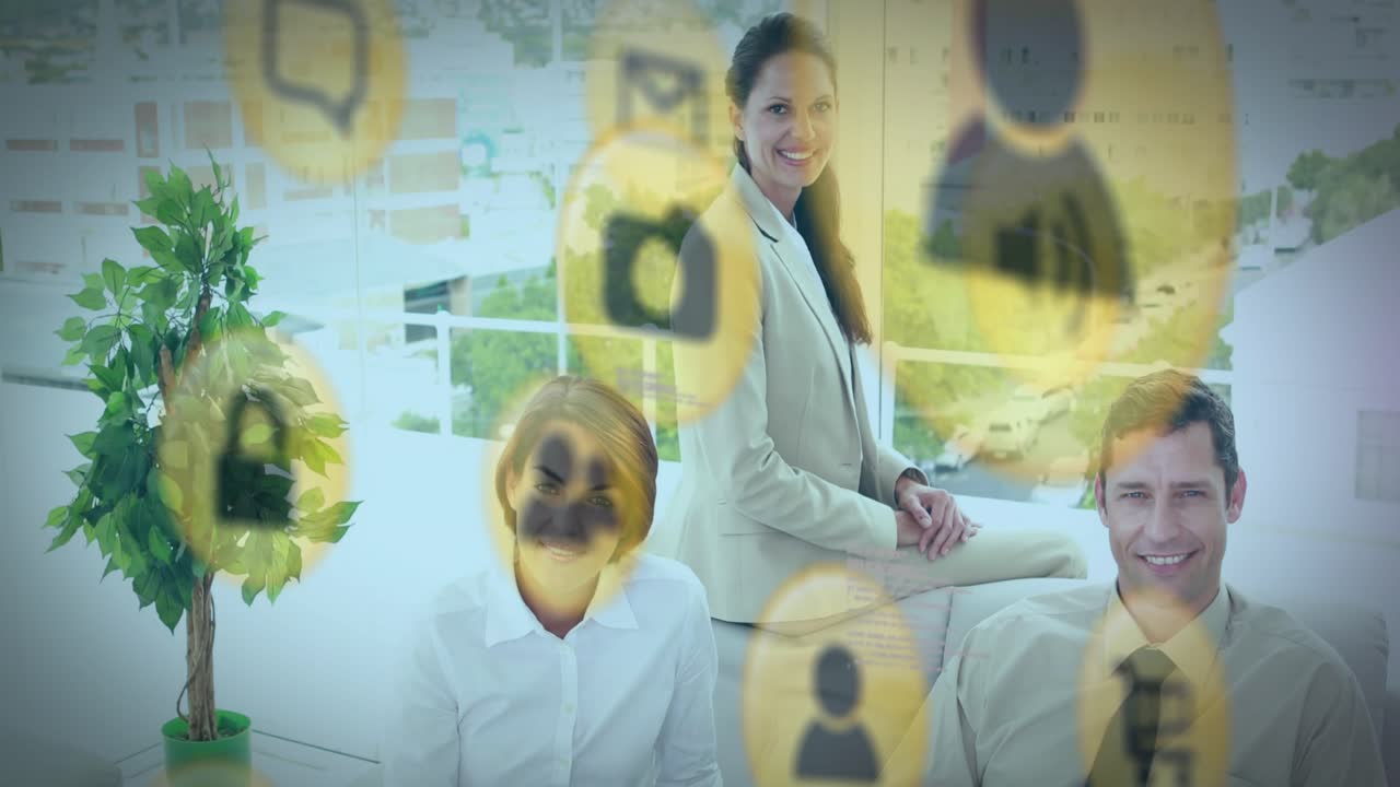 Composizione di due studenti, un maschio e una femmina, che sorridono e lavorano in un ufficio.