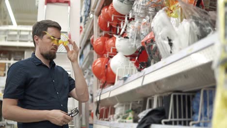 hombre comprando equipos de seguridad en una tienda
