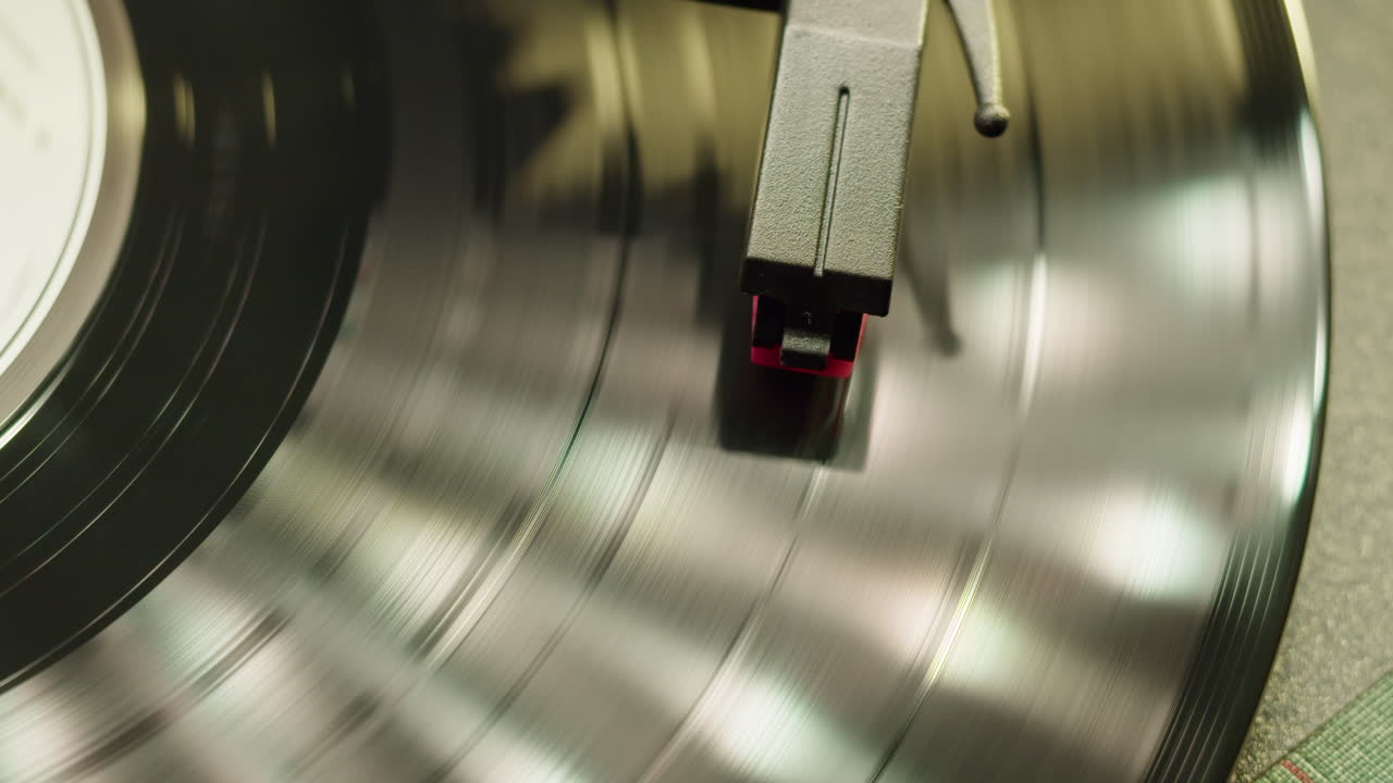 Vinylplade der spinner på en pladespiller med tonearm