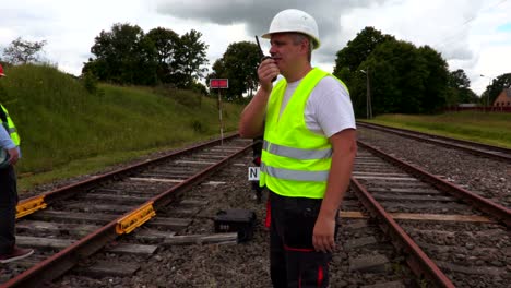 ingeniero ferroviario hablando por walkie talkie