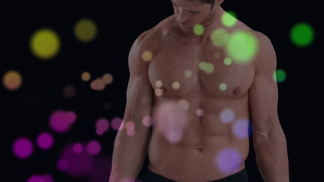 Modello fitness che solleva manubri, bicipiti alternati, effetto bokeh sul torso, controllo della forma fisica